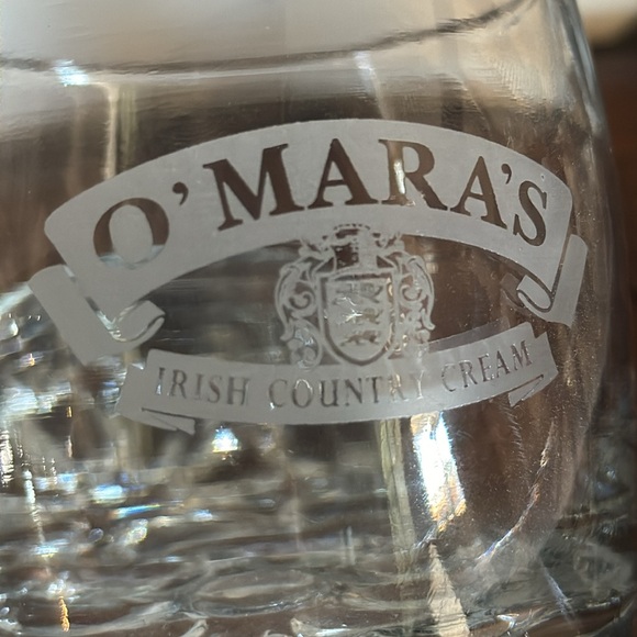 Vtg Omaras Irish Country Cream 8 oz Glasses On Rocks Signed Pat Omara Set of 2 - Picture 3 of 6